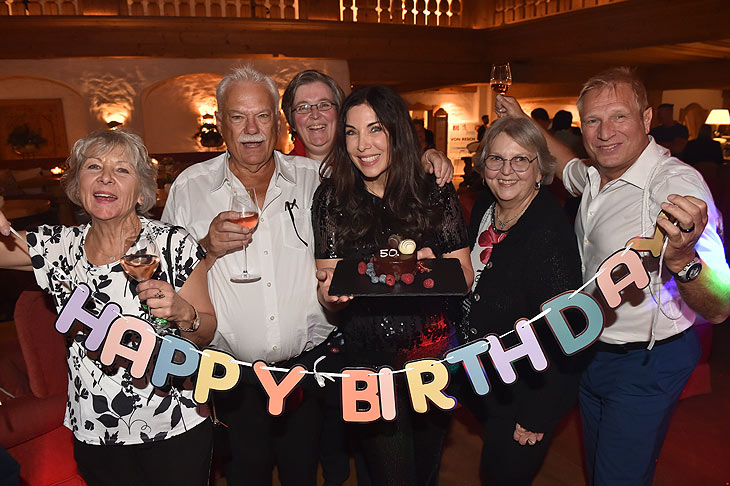 Alexandra Polzin mit Mann Gerhard Leinauer, Nadine Guggenberger (1. Vorsitzende Traumzeit e.V.),  und Eltern Frank- Max und Regina Polzin, im Biohotel Stanglwirt in Going bei Kitzbühel am 20.11.2025 @Foto: BrauerPhotos / Goran Nitschke 